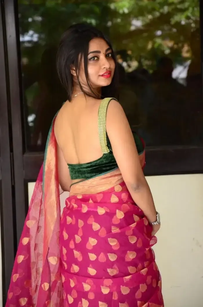 BEAUTIFUL INDIAN GIRL NANDINI NAVEL SHOW IN RED SAREE 4